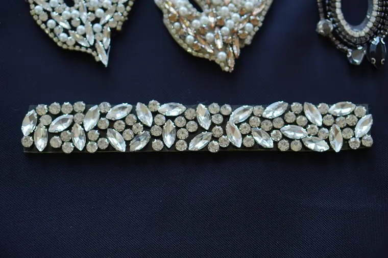 Kristal taşlarla hazırlanmış şerit ve motif aplikeler