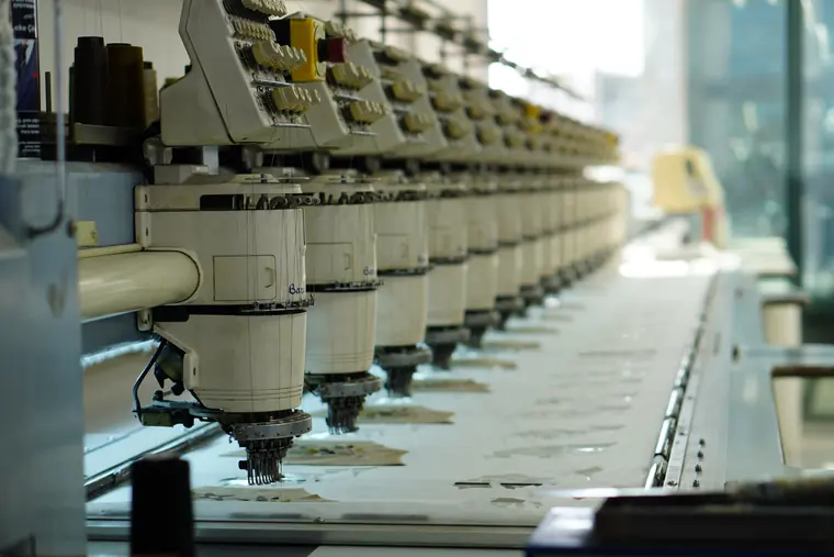 Nakış makinesi üzerindeki renkli iplik konileri