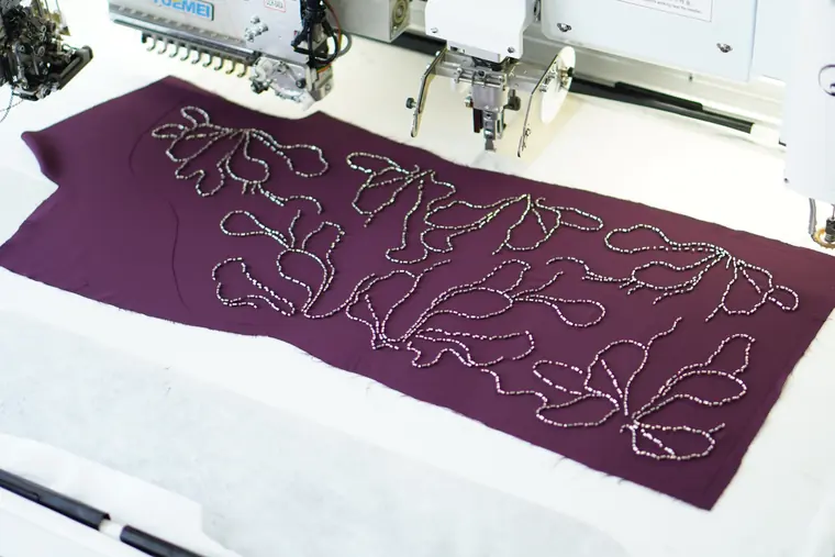Kordone deseni nakış makinesinde işlenirken geniş çekim
