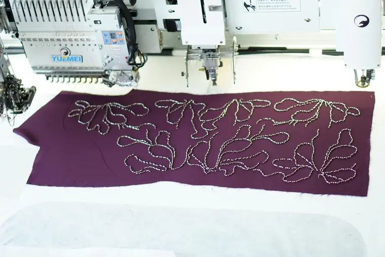 Bordo kumaş üzerine kordone tekniğiyle işlenmiş yaprak deseni