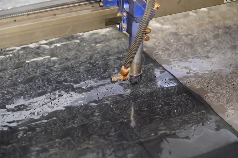 CNC lazer kesim başlığı desenli malzemeyi keserken