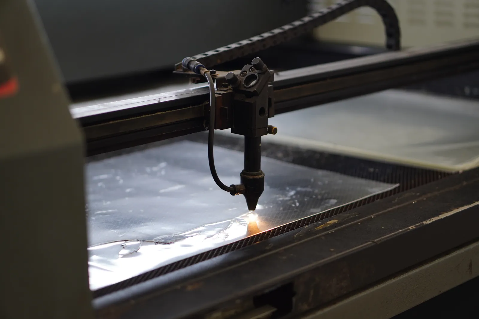 CNC lazer kesim sırasında oluşan kıvılcım