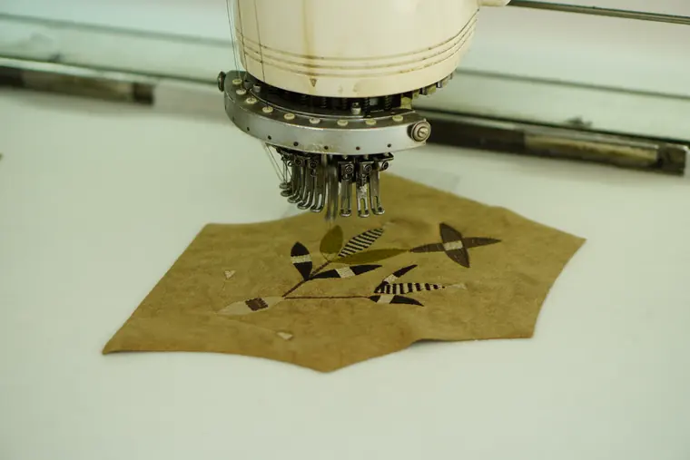 Nakış makinesi kafası yaprak motifli aplike parçasını işlerken