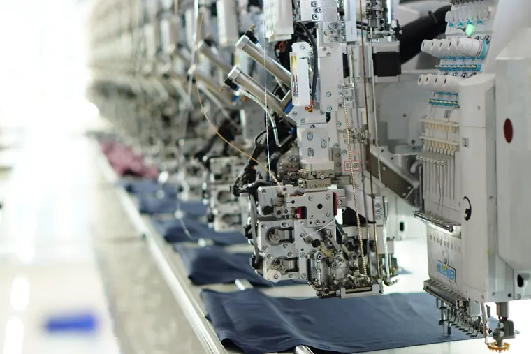 Lacivert kumaş nakış makinesinde işlenirken