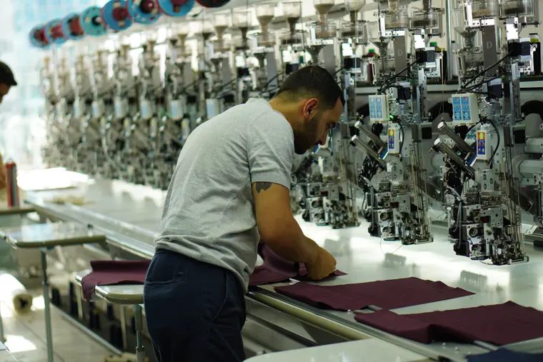 Atölye ustası kumaşı nakış tezgâhına hazırlarken